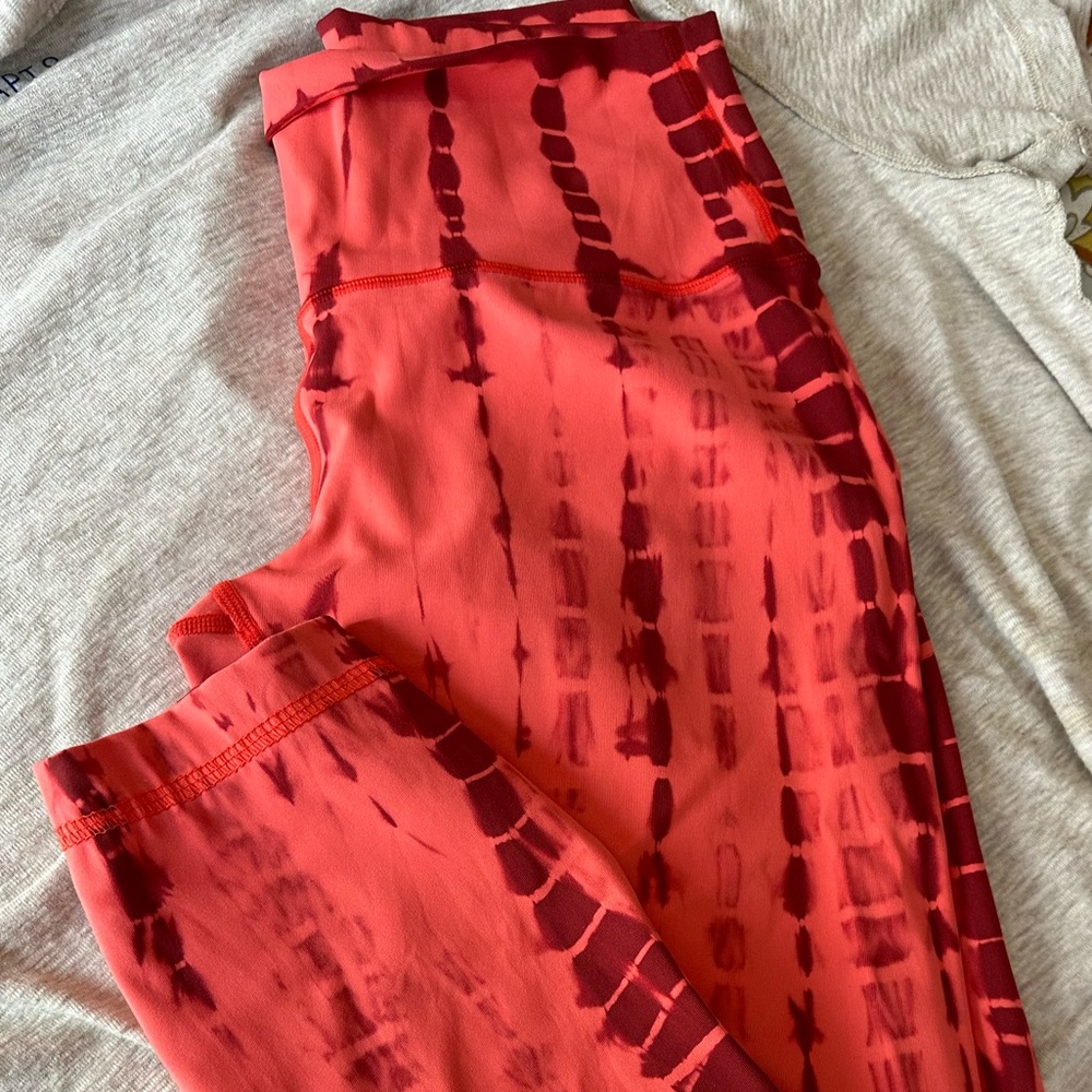 Lulu wunder under crop. New without tags. Red/burgundy tie die pattern. Size 6